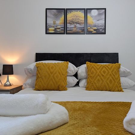 Clariturf - 4 Bedroom Semi - Private Parking Near Turf Moor, Town Centre, Transport And Motorway Links Next To Canal, 3 Parks And Lake - Sky And Netflix バーンリー エクステリア 写真