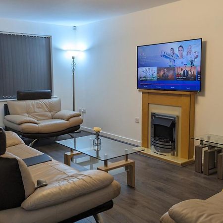 Clariturf - 4 Bedroom Semi - Private Parking Near Turf Moor, Town Centre, Transport And Motorway Links Next To Canal, 3 Parks And Lake - Sky And Netflix バーンリー エクステリア 写真