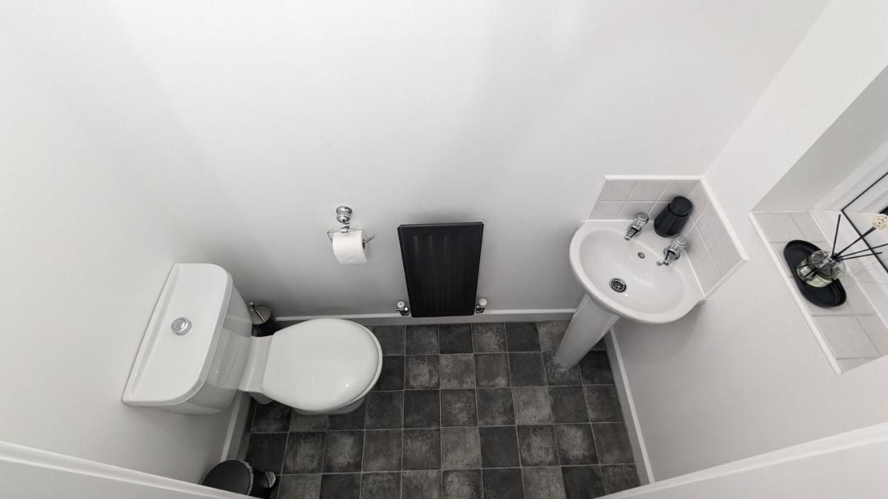 Clariturf - 4 Bedroom Semi - Private Parking Near Turf Moor, Town Centre, Transport And Motorway Links Next To Canal, 3 Parks And Lake - Sky And Netflix バーンリー エクステリア 写真