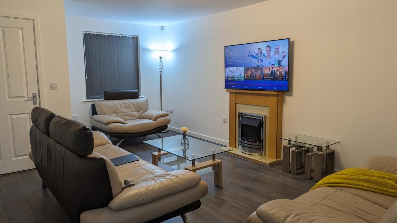 Clariturf - 4 Bedroom Semi - Private Parking Near Turf Moor, Town Centre, Transport And Motorway Links Next To Canal, 3 Parks And Lake - Sky And Netflix バーンリー エクステリア 写真