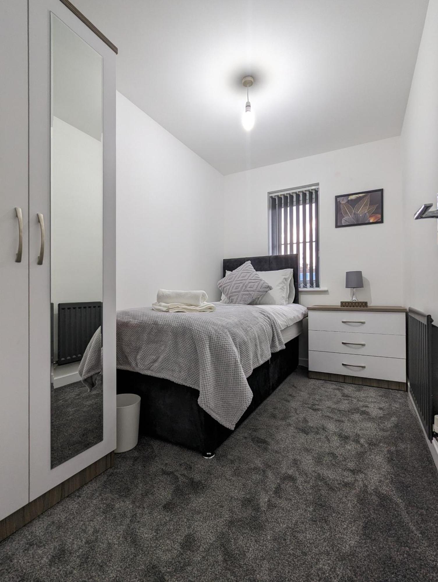 Clariturf - 4 Bedroom Semi - Private Parking Near Turf Moor, Town Centre, Transport And Motorway Links Next To Canal, 3 Parks And Lake - Sky And Netflix バーンリー エクステリア 写真