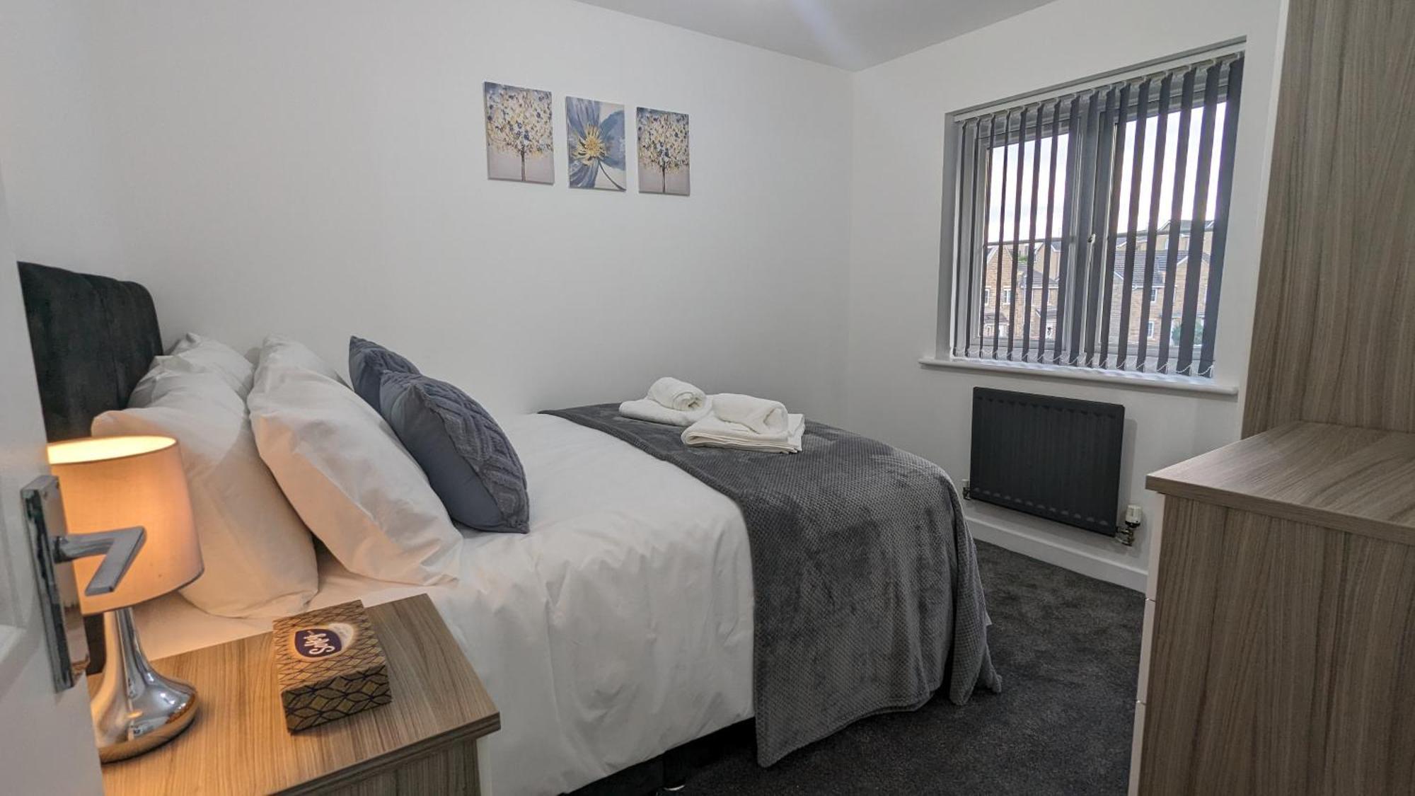 Clariturf - 4 Bedroom Semi - Private Parking Near Turf Moor, Town Centre, Transport And Motorway Links Next To Canal, 3 Parks And Lake - Sky And Netflix バーンリー エクステリア 写真
