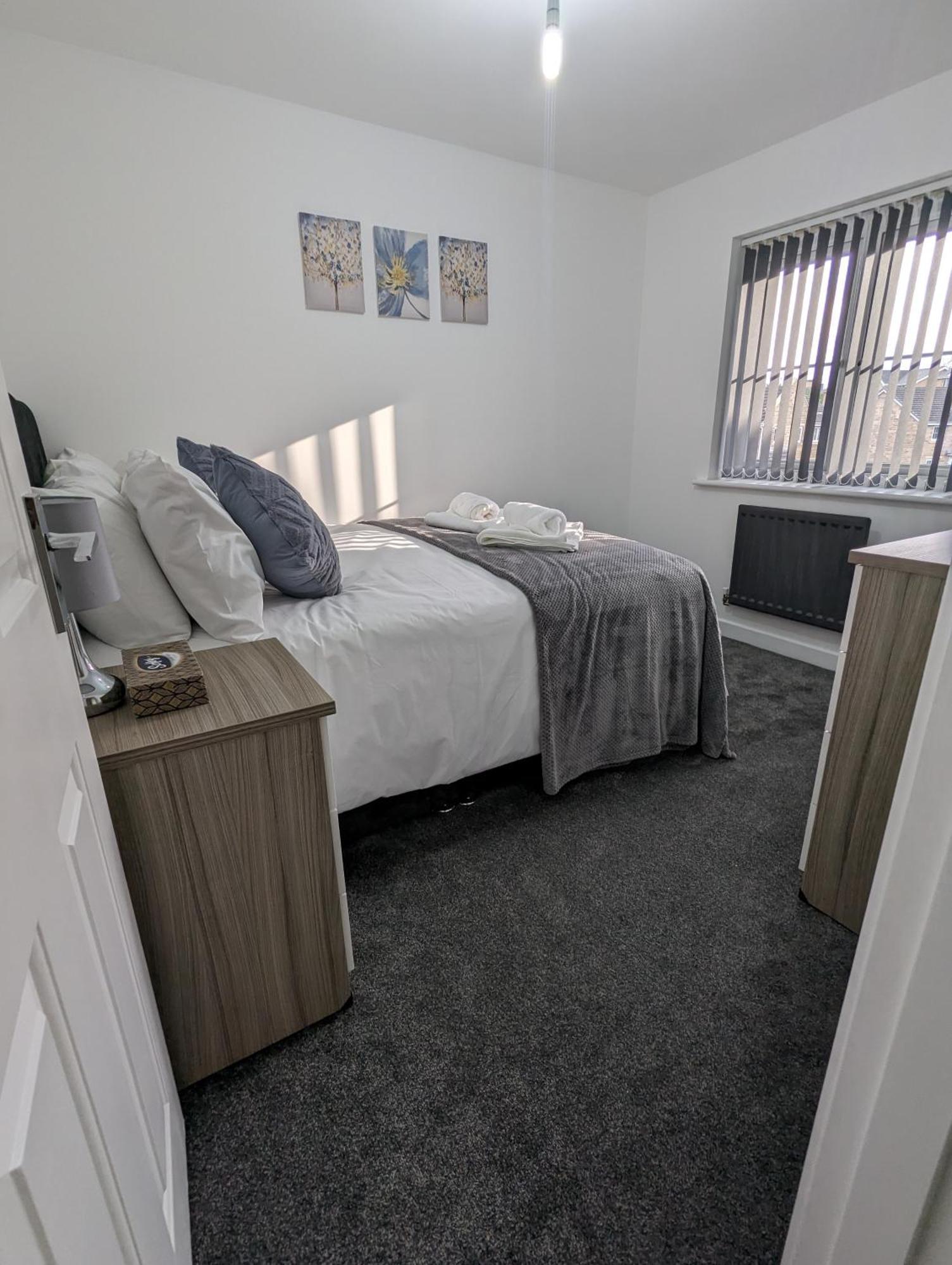 Clariturf - 4 Bedroom Semi - Private Parking Near Turf Moor, Town Centre, Transport And Motorway Links Next To Canal, 3 Parks And Lake - Sky And Netflix バーンリー エクステリア 写真