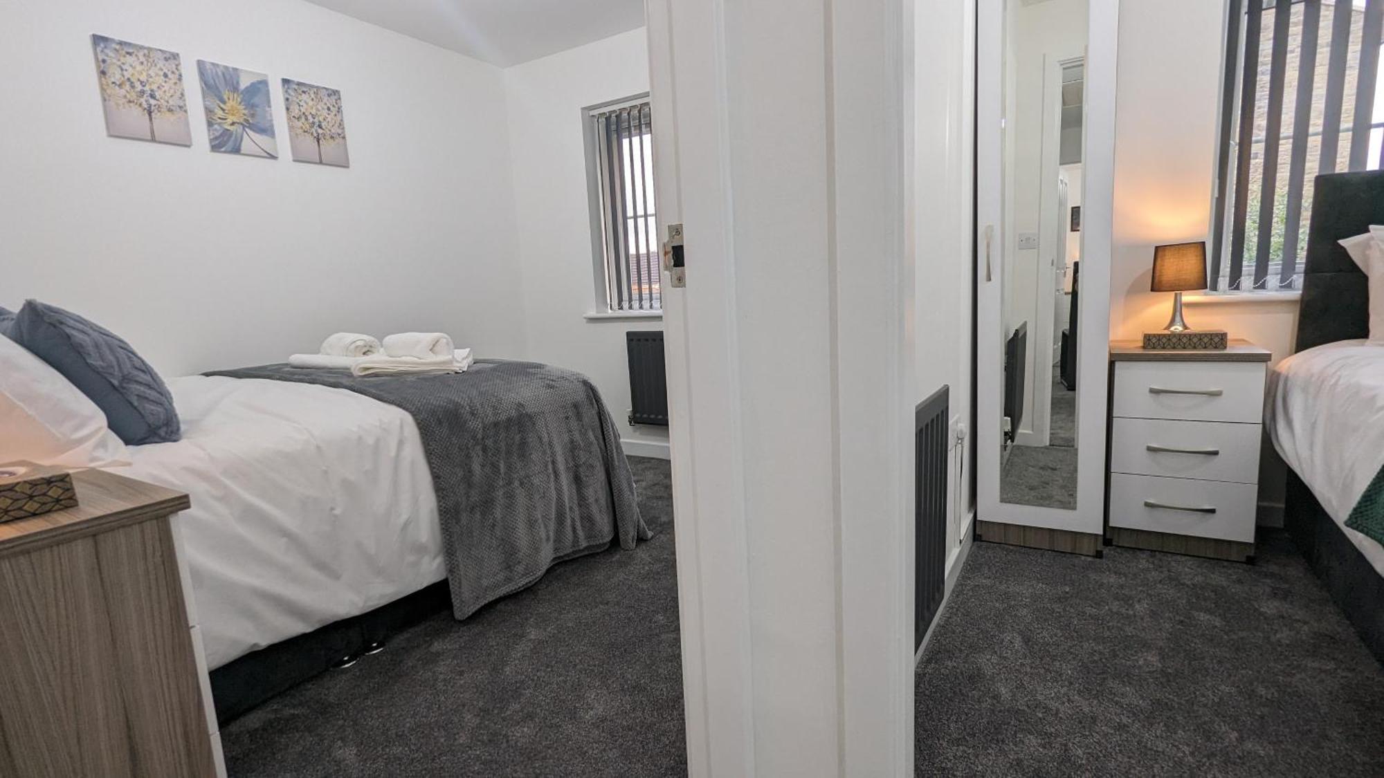 Clariturf - 4 Bedroom Semi - Private Parking Near Turf Moor, Town Centre, Transport And Motorway Links Next To Canal, 3 Parks And Lake - Sky And Netflix バーンリー エクステリア 写真