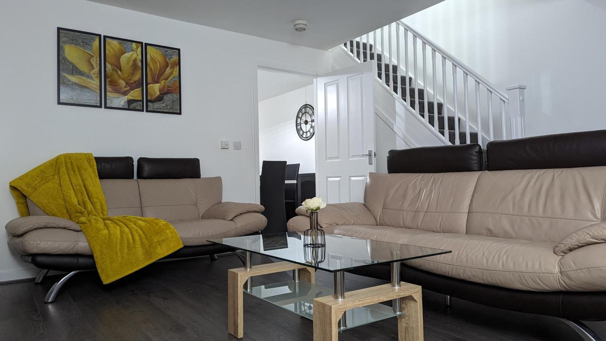 Clariturf - 4 Bedroom Semi - Private Parking Near Turf Moor, Town Centre, Transport And Motorway Links Next To Canal, 3 Parks And Lake - Sky And Netflix バーンリー エクステリア 写真