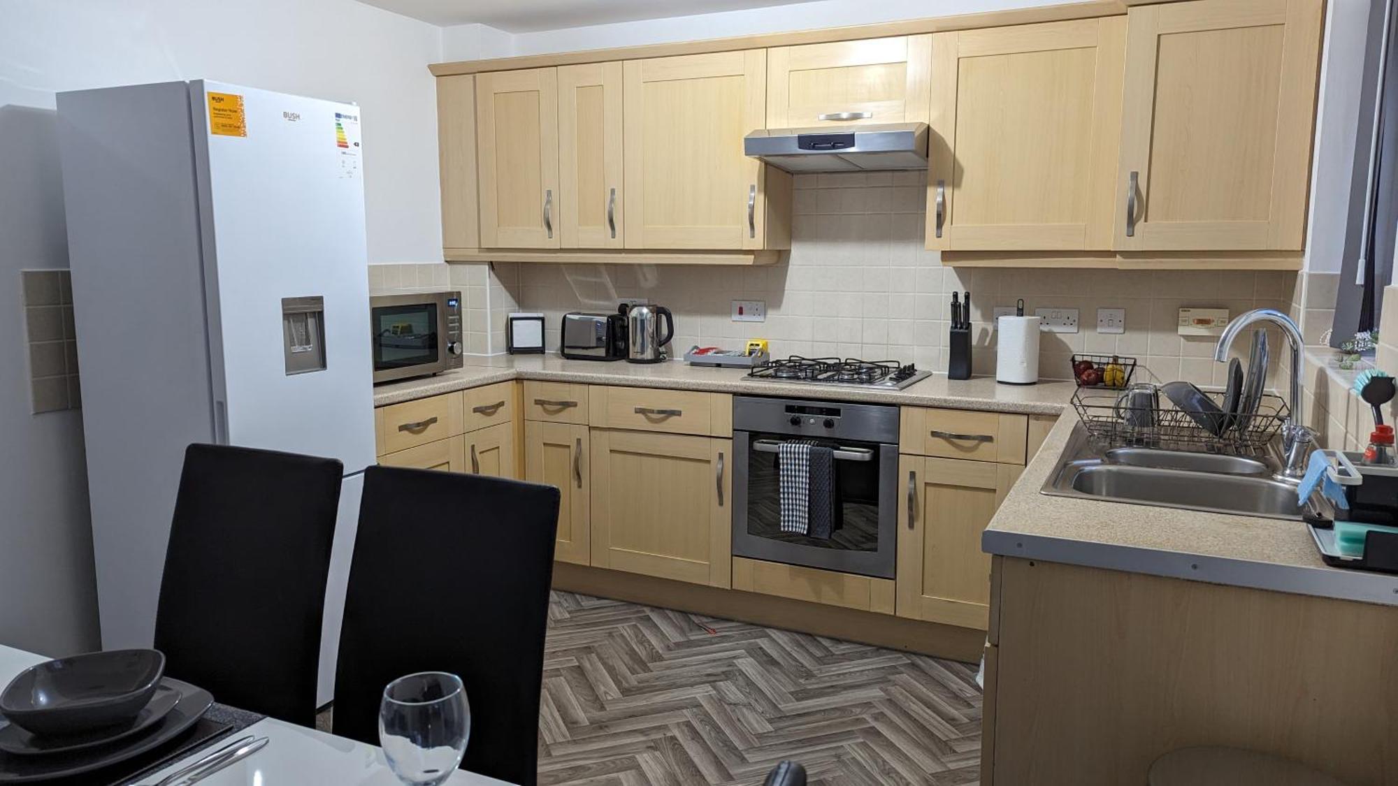 Clariturf - 4 Bedroom Semi - Private Parking Near Turf Moor, Town Centre, Transport And Motorway Links Next To Canal, 3 Parks And Lake - Sky And Netflix バーンリー エクステリア 写真