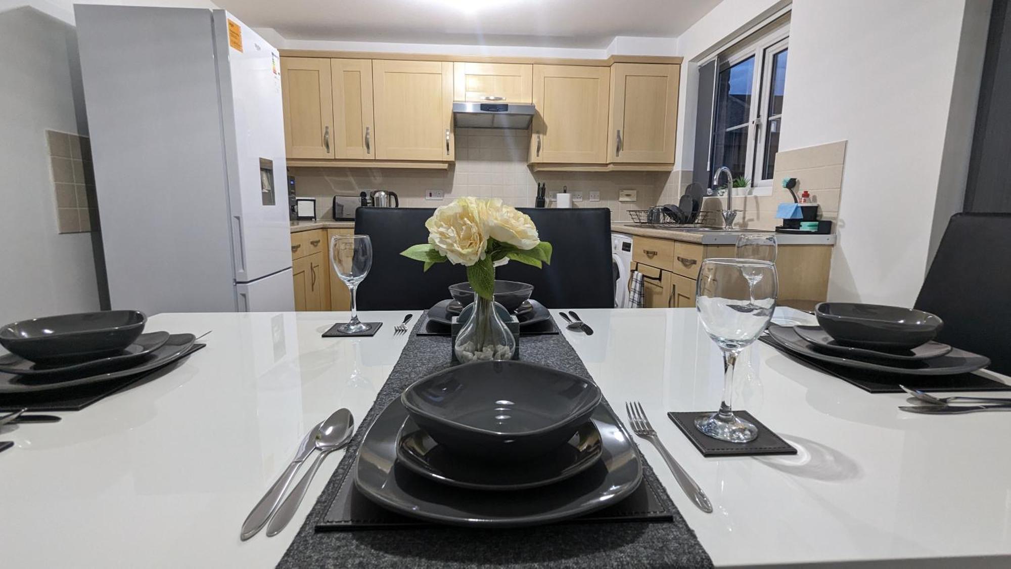 Clariturf - 4 Bedroom Semi - Private Parking Near Turf Moor, Town Centre, Transport And Motorway Links Next To Canal, 3 Parks And Lake - Sky And Netflix バーンリー エクステリア 写真