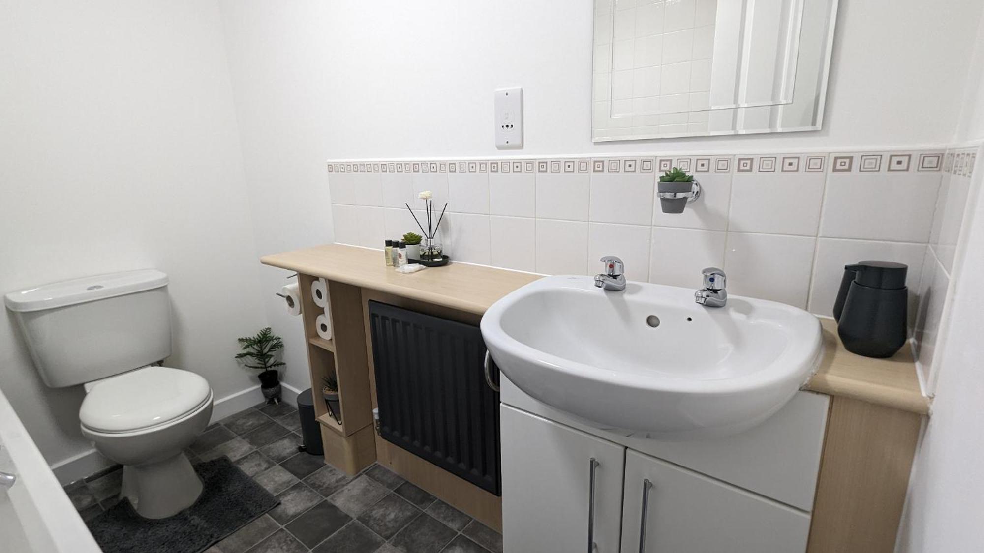 Clariturf - 4 Bedroom Semi - Private Parking Near Turf Moor, Town Centre, Transport And Motorway Links Next To Canal, 3 Parks And Lake - Sky And Netflix バーンリー エクステリア 写真