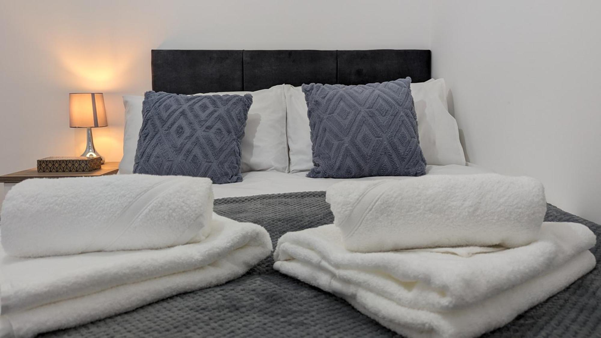 Clariturf - 4 Bedroom Semi - Private Parking Near Turf Moor, Town Centre, Transport And Motorway Links Next To Canal, 3 Parks And Lake - Sky And Netflix バーンリー エクステリア 写真