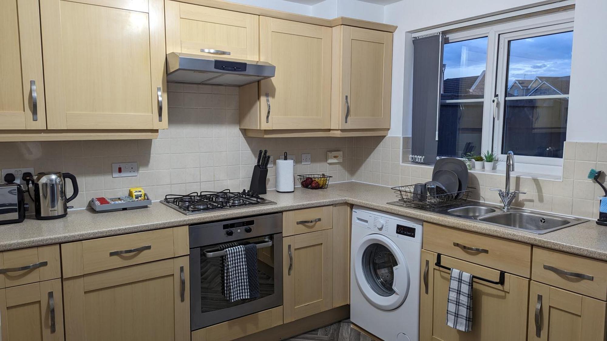 Clariturf - 4 Bedroom Semi - Private Parking Near Turf Moor, Town Centre, Transport And Motorway Links Next To Canal, 3 Parks And Lake - Sky And Netflix バーンリー エクステリア 写真